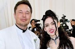 Tỷ phú Elon Musk chia tay ca sĩ Grimes sau 3 năm hẹn hò