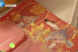 Giữa hôn lễ, cô dâu quỳ gối, từ chối cưới người đàn ông bên cạnh