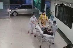 Nữ tài xế đột ngột đau tim trên cao tốc, thò tay qua cửa xe cầu cứu