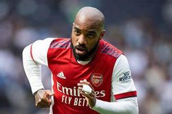 Barca gây sốc với ý định chiêu mộ Lacazette
