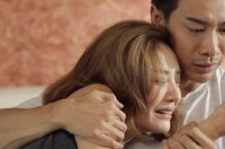 Một lần mang cơm trưa cho chồng, tôi chết điếng nghe được tiếng khóc nghẹn ngào sau cánh cửa phòng làm việc