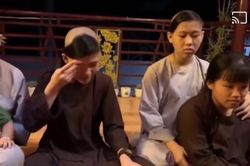 Con nuôi Phi Nhung bật khóc: 'Mẹ về với các con đi, các con sẽ bơ vơ lắm'