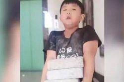 Không chịu làm bài tập, bé trai được bà nội 'nhờ làm 1 việc' rồi khóc thét xin tha