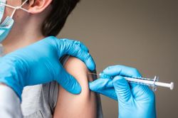 Cậu bé 12 tuổi thắng kiện cha ruột, giành quyền tiêm vaccine COVID-19