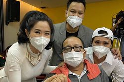 Nghệ sĩ Trần Mạnh Tuấn ngồi xe lăn, khóc khi gặp đồng nghiệp