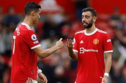 Ronaldo động viên Fernandes sau pha đá hỏng phạt đền