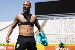 Neymar khoe cơ bụng sau khi bị chê thừa cân