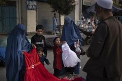 Tình hình Afghanistan: Mỹ 'bật đèn xanh' để bổ sung viện trợ, lên án kế hoạch Taliban khôi phục hình phạt
