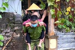Công an, Bộ đội dầm mưa giúp dân chạy lũ