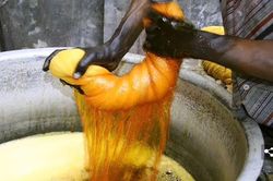 Thanh niên bị phạt giặt quần áo cho 2.000 phụ nữ trong làng
