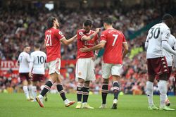 Bruno Fernandes đá hỏng phạt đền, MU thua Aston Villa ngay tại Old Trafford