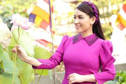 Phi Nhung giàn giụa nước mắt khi nhắc đến mẹ: 'Con nhìn lén mẹ rất nhiều'