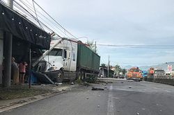 Xe đầu kéo mất lái tông hàng loạt trụ điện ven đường