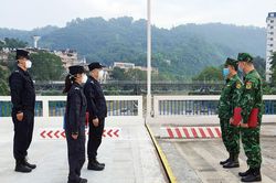 Tuần tra liên hợp phòng, chống dịch bệnh Covid-19 trên biên giới