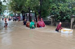 Nhà ngập sau mưa lớn, người dân huyện Quỳnh Lưu, Nghệ An sơ tán tránh lũ
