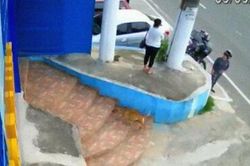 Thấy con chó lảng vảng ở cửa phòng khám, bác sĩ thú ý sinh nghi đưa vào khám thử rồi sốc với những gì diễn ra tiếp theo