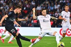 Messi ngồi khán đài chứng kiến Neymar cùng PSG tái lập kỳ tích lịch sử