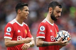 Ronaldo là người đầu tiên an ủi Fernandes sau khi sút trượt 11m