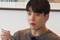 Được xả hơi trong phòng khách sạn, Jungkook BTS lộ bản chất đam mê đồ ăn