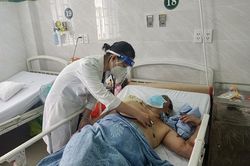Người phụ nữ bất hạnh khẩn khoản xin giúp viện phí cho em trai đau ốm, tâm thần