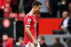 Ronaldo 'chuồn' khỏi sân sớm, rồi quay lại kêu gọi MU… đoàn kết!