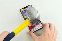 CLIP: Kiểm tra độ bền của iPhone 13 Pro bằng dao và búa