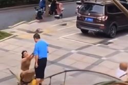 Clip: Quỳ gối cầu xin bạn trai đừng bỏ rơi mình không thành, cô gái có hành động vừa giận vừa thương