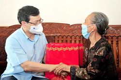 Chủ tịch UBND tỉnh Nguyễn Văn Sơn tặng quà người cao tuổi tại Yên Sơn