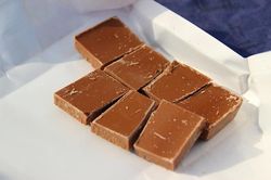 Trộm 'chocolate giảm béo' của mẹ để ăn, bé gái suýt chết