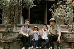 Bộ ảnh gia đình gây sốt: 'Tấm vé thông hành' giúp con trưởng thành