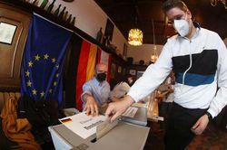 Đảng của bà Merkel đang thua sát nút đối thủ
