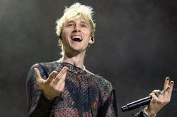 Machine Gun Kelly bị tấn công khi đang biểu diễn