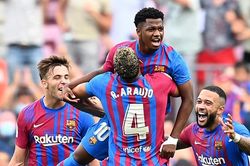 Barcelona 3-0 Levante: Fati trở lại, ghi bàn giúp HLV Koeman giảm áp lực