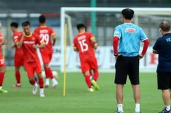 Thầy Park 'thị sát' các tuyển thủ U22 trước ngày đi tập huấn tại UAE