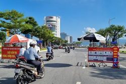 Người dân cách nơi đến 100 mét nhưng phải đi đường vòng tới 10 km vì vướng rào chắn