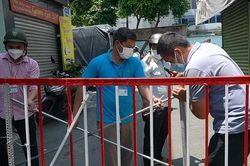 TP.HCM: Dân hân hoan, phấn khởi vì được dỡ rào sắt, chốt chặn
