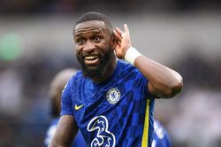 Hậu vệ hay nhất Chelsea bất ngờ dứt áo ra đi