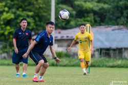 Văn Quyến thị phạm cho các cầu thủ trẻ SLNA tập luyện theo chiến thuật mới