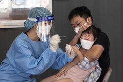 COVID-19 tới 6h sáng 27/9: Ca nhiễm và tử vong mới giảm mạnh trên toàn cầu