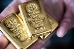 Giá vàng tăng mạnh, nhà đầu tư dõi theo khủng hoảng trần nợ Mỹ