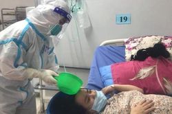 Nữ điều dưỡng coi bệnh nhân như người thân
