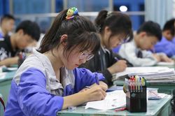 Trung Quốc thu hồi đặc quyền dành cho các tài năng đặc biệt