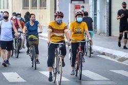 Người Hà Nội nhộn nhịp trở lại tập thể dục, thể thao ngoài trời sáng nay