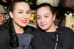 Con gái Phi Nhung khóc thương mẹ qua đời vì Covid-19