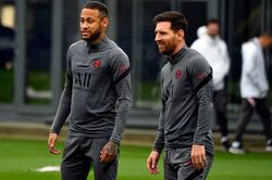 HLV Man City thừa nhận không biết làm gì để ngăn chặn Messi, Neymar