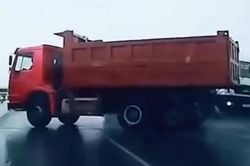 Pha bẻ lái xuất thần giúp hai tài xế thoát hiểm trong gang tấc