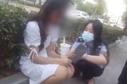 Clip: Đổi trà sữa lấy con dao trong tay cô gái, nữ cảnh sát nổi rần rần trên mạng xã hội