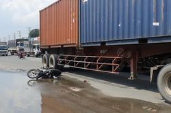 Bình Dương: Xe máy va chạm container , 2 mẹ con thương vong