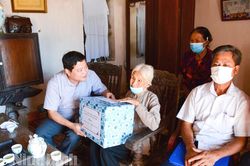 Thăm, tặng quà nhân Ngày Quốc tế Người cao tuổi 1/10