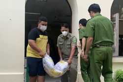 Hạt gạo đong đầy nghĩa tình của chiến sĩ công an và nhân dân